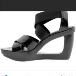 Calvin Klein Yabb Elastic /Snake Style E8703 size 5.5